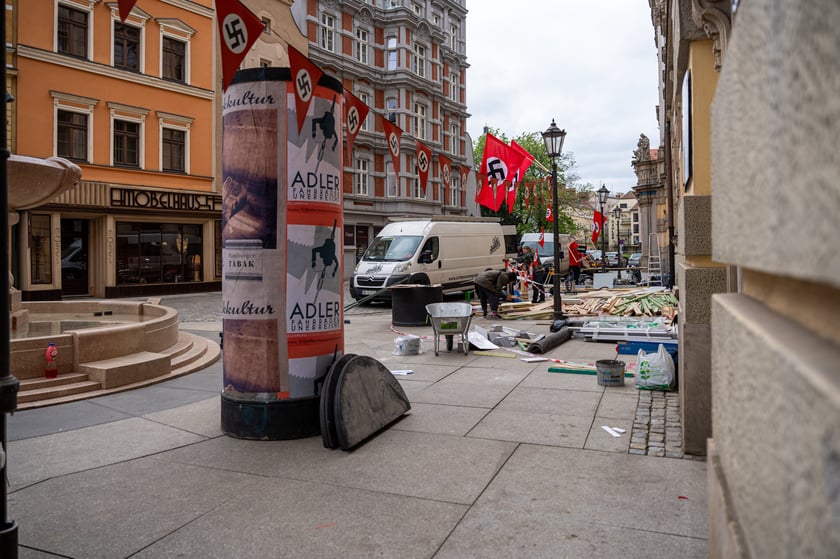 Plan zdjęciowy w okolicach Uniwersytetu Wrocławskiego. - Z uwagi na szczególne tło historyczne serialu (nazistowskie Niemcy lat 30. XX wieku), w przestrzeni miasta powstaną plany scenograficzne, uwzględniające określone znaki i symbole, charakterystyczne dla danego okresu historycznego, których nie należy w żaden sposób interpretować dosłownie – są jedynie dekoracją do filmu - informuje producent filmu